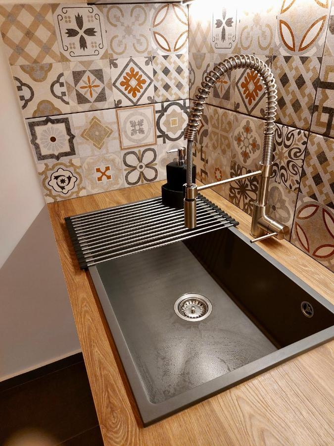 Christina-Anna Athens City Center Walking Distance To Everywhere And Acropolis, In One Of The Most Favorable Locations By National Gardens And Zoo, Hellenic Parliament In Syntagma And Stylish Exquisite Kolonaki Cozy Renovated Apartment Bagian luar foto